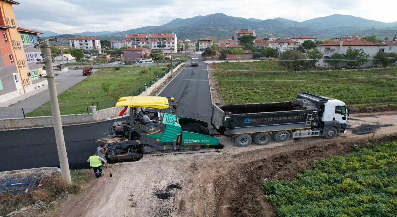 Büyükşehir Belediyesinden Sındırgıda yoğun asfalt mesaisi