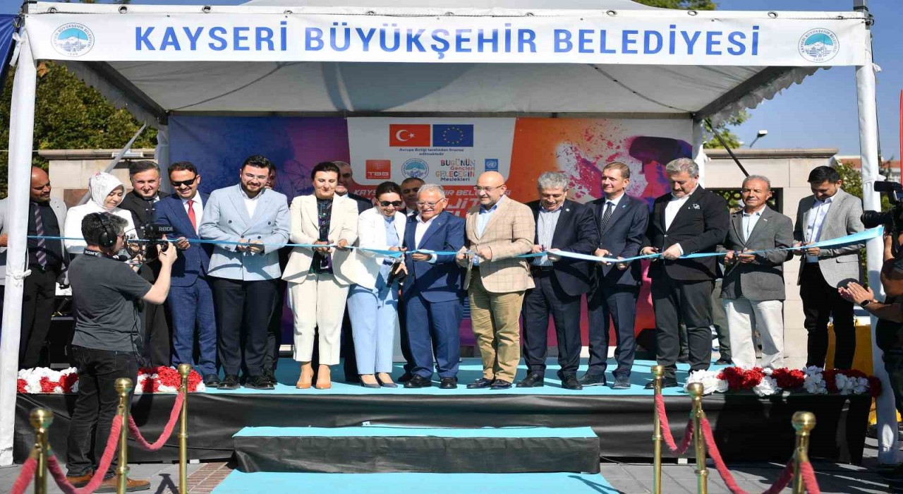Büyükşehirin gençlere yönelik büyüleyici Mobil Dijital Gençlik Merkezi açıldı