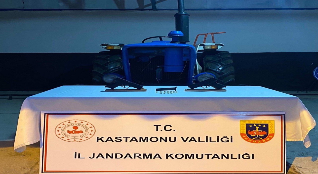 Çaldığı traktörü ahırda saklayan şüpheli jandarmadan kaçamadı