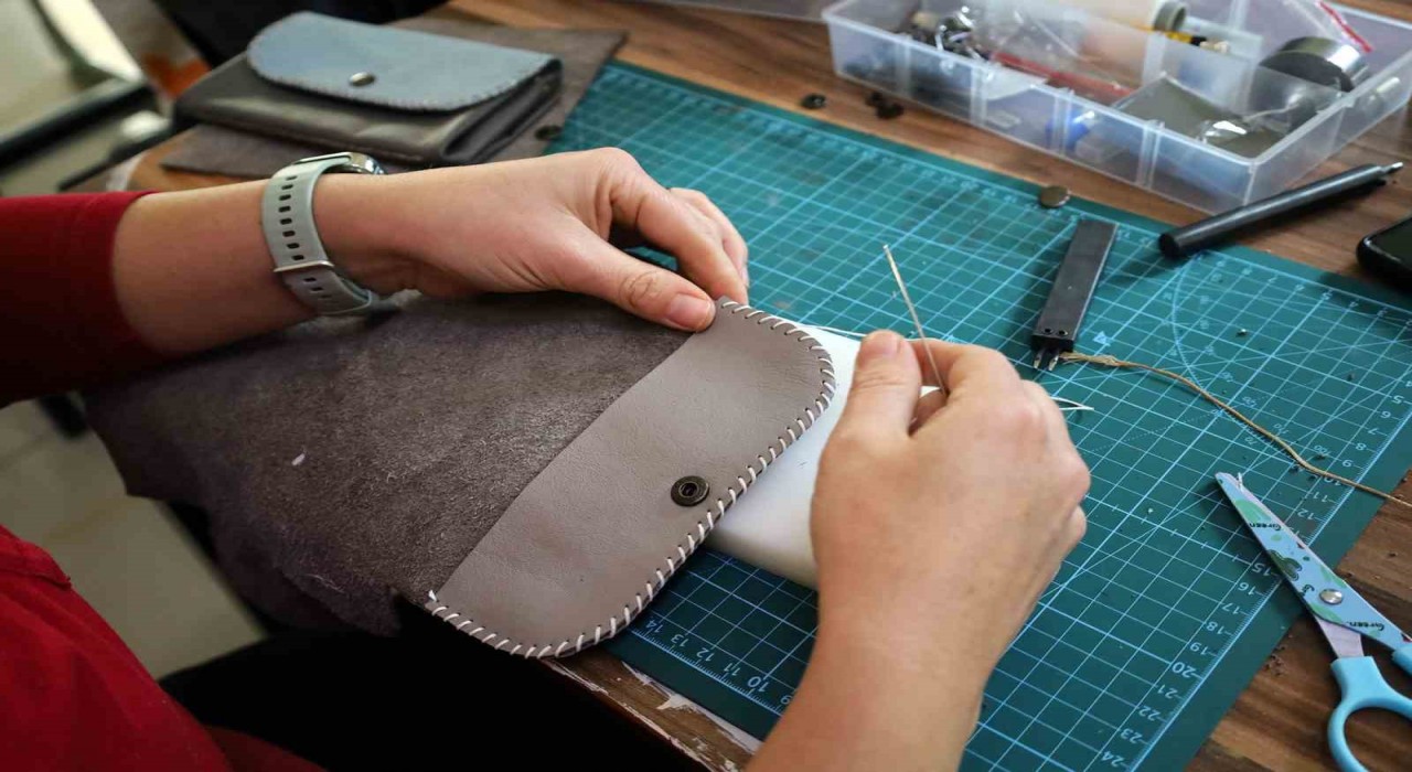 Camili SAMEKte bir ilk: Deri aksesuarları dersi başladı