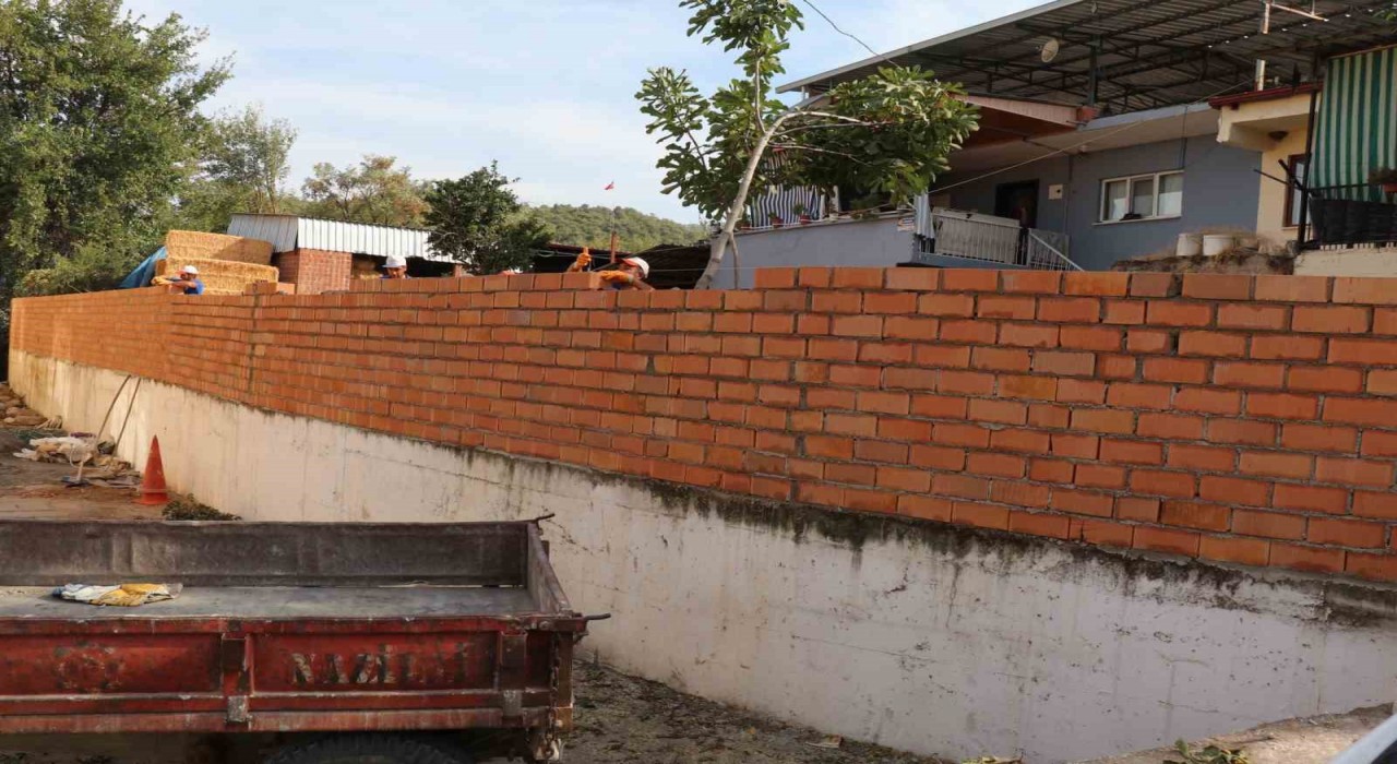 Çamlıderede köy içi yollar ve okul çevre duvarları yenilendi