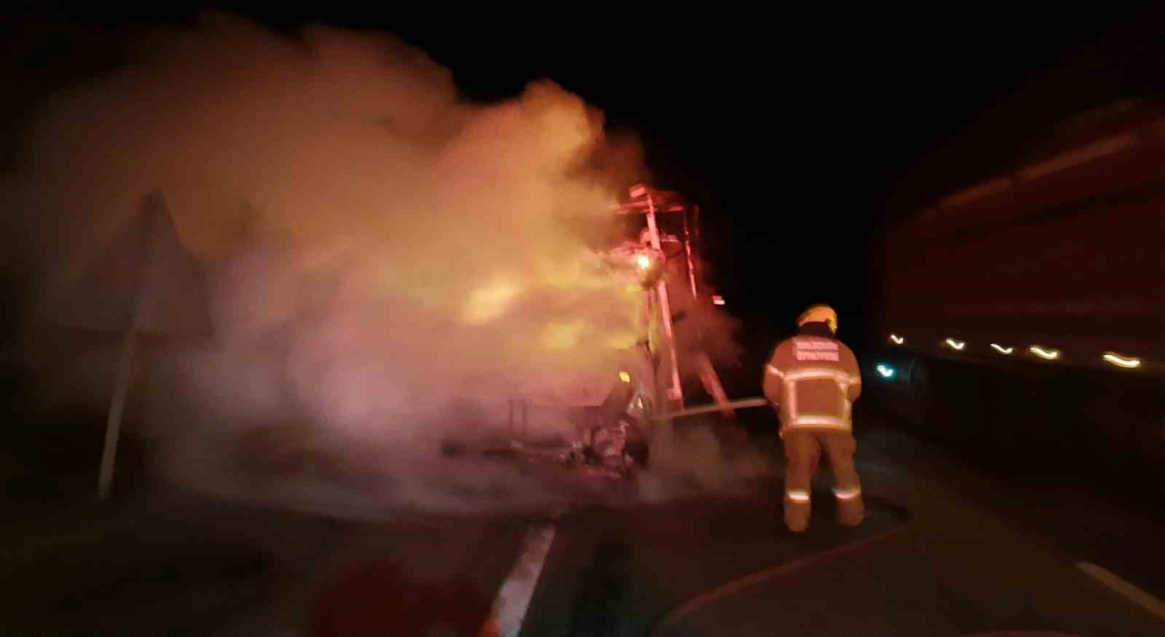 Çanakkale-Bandırma Karayolunda gece saatlerinde araç yangını