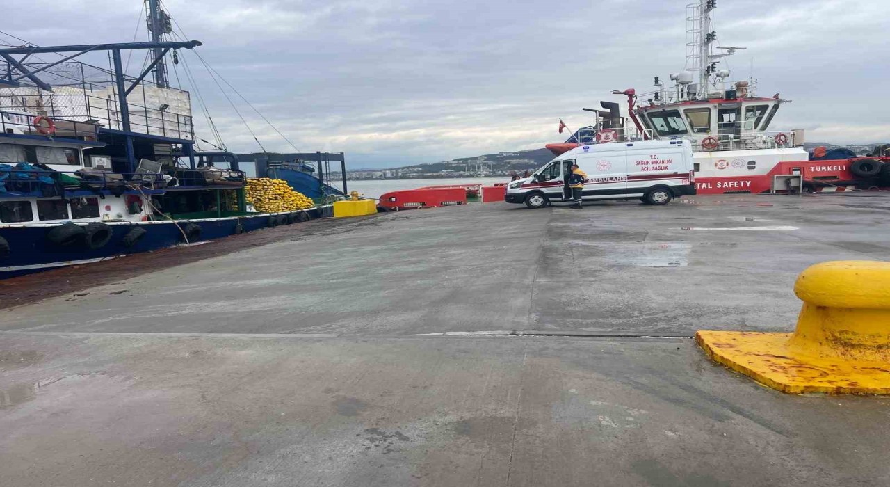 Çanakkale Boğazında balıkçılar, denizde çırpınan bir kişiyi kurtardı