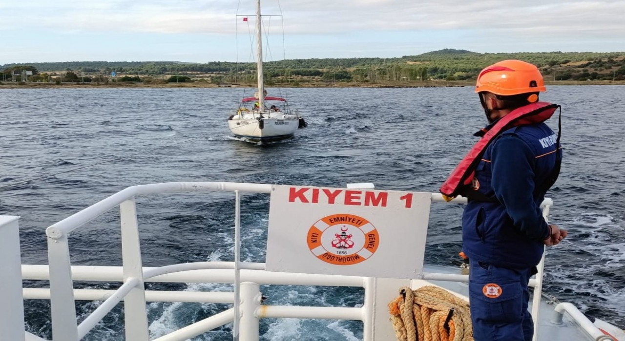 Çanakkale Boğazında makine arızası yaparak sürüklenen tekne kurtarıldı