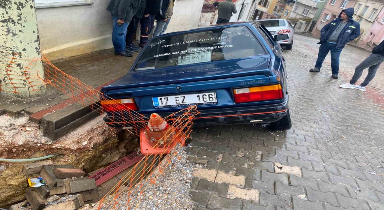Çanakkalede çöken yol otomobilleri yuttu
