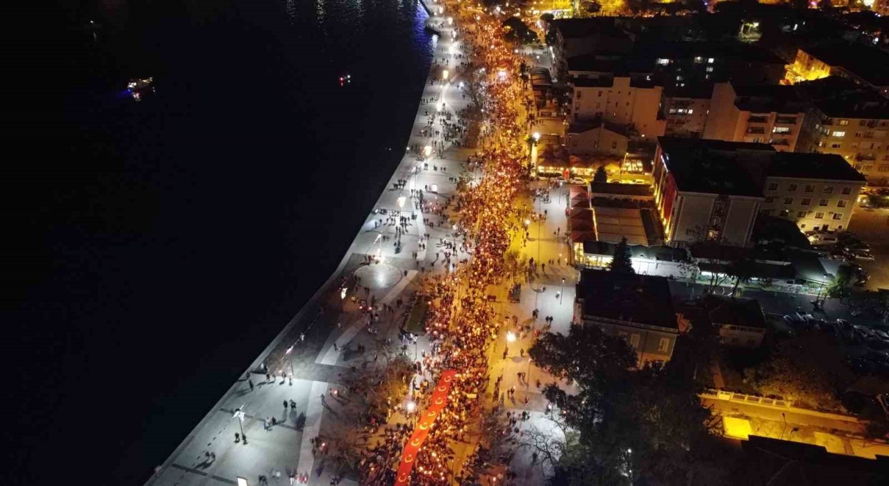 Çanakkalede Cumhuriyet coşkusu fener alayıyla taçlandı