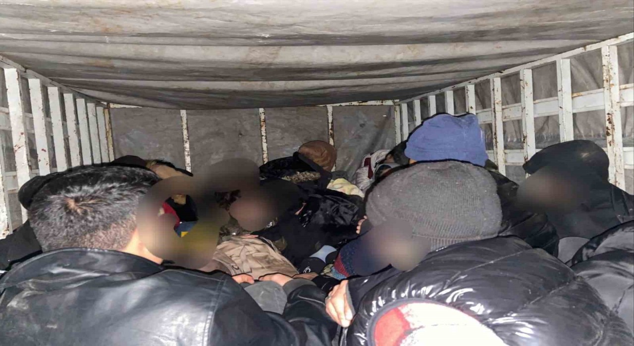 Çanakkalede göçmen kaçakçılığı operasyonu: 4 organizatör ile 75 kaçak göçmen yakalandı