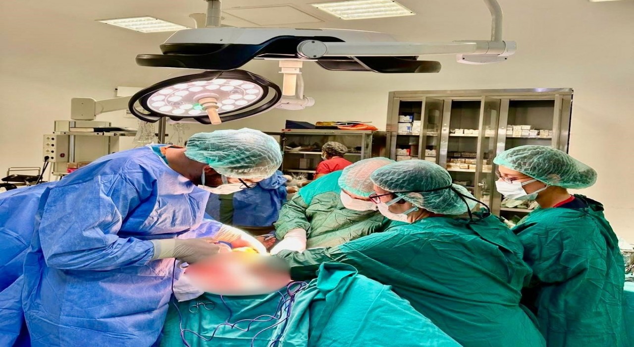 Çanakkalede ilk kez TAR yöntemi ile dev insizyonel herni onarımı gerçekleştirildi