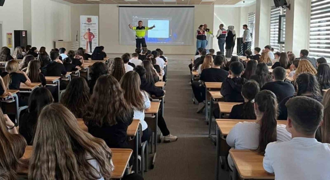 Çanakkalede jandarma ekiplerinden lise öğrencilerine yönelik çeşitli eğitimler