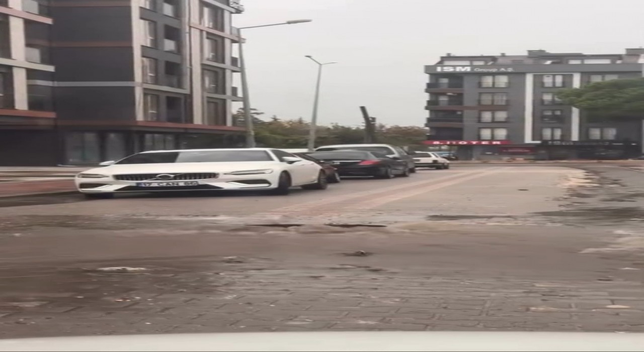 Çanakkalede kanalizasyonlar taştı sokaklar göle döndü