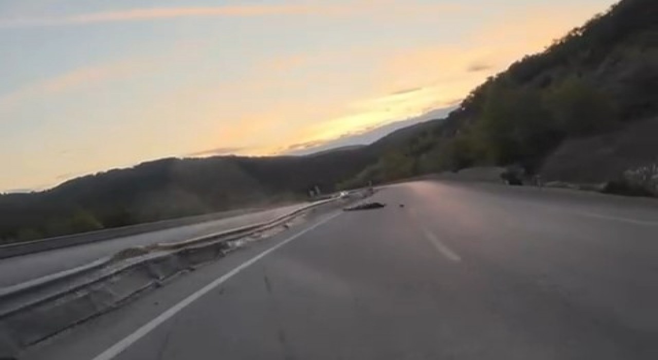 Çanakkalede seyir halindeki motosikletlinin kaza anı kameraya yansıdı