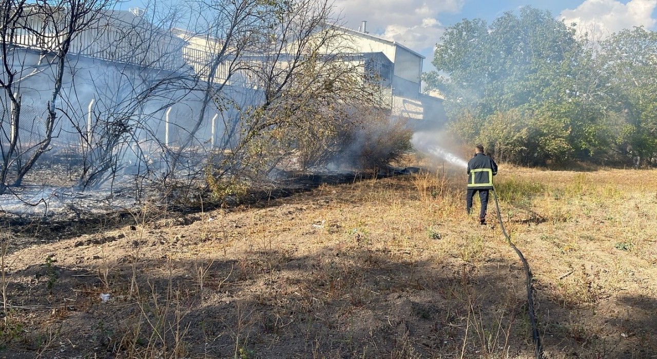 Çankırıda çıkan ot yangını büyümeden söndürüldü