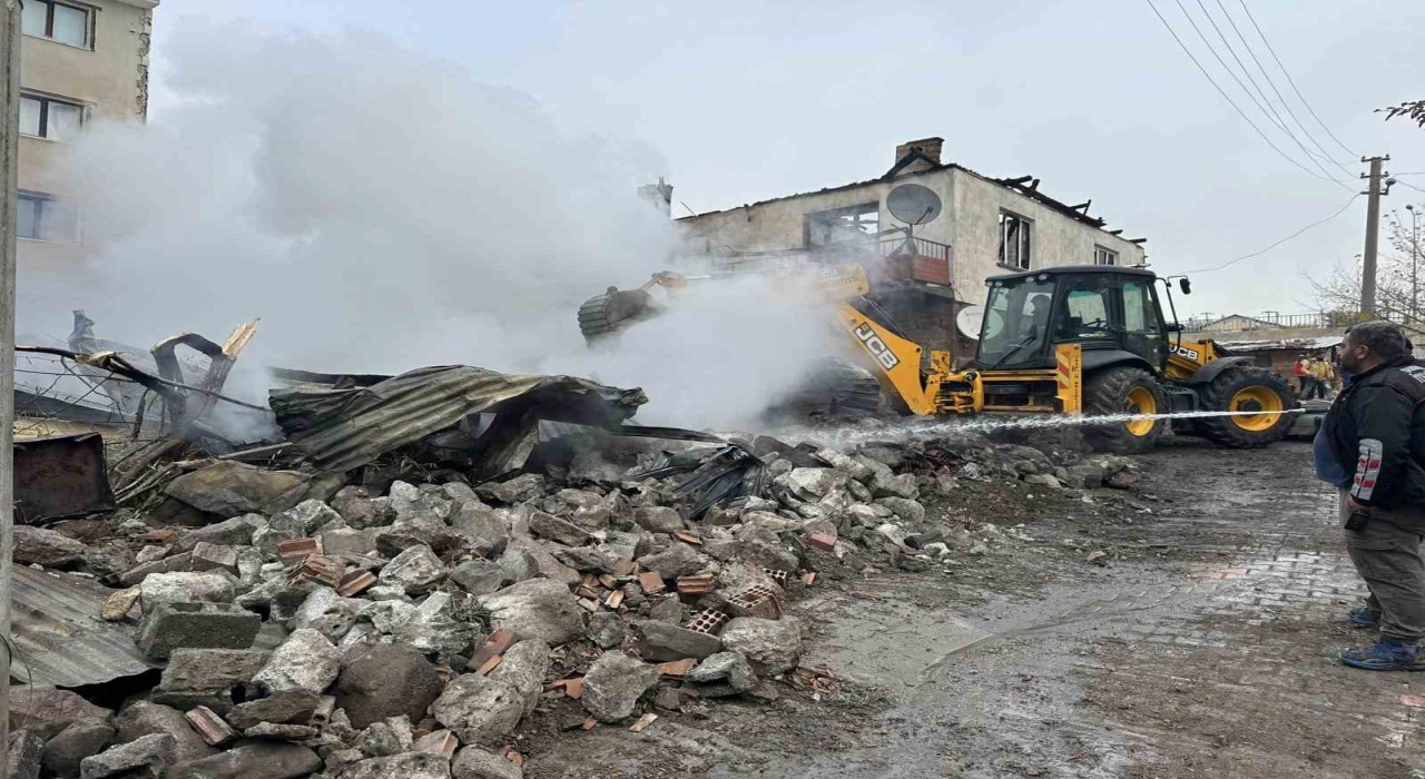 Çankırıda çıkan yangında 4 yapı ve 1 araç zarar gördü