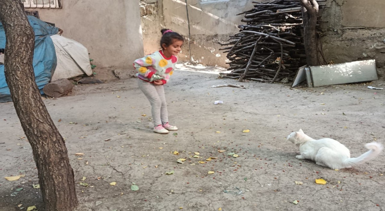 Çatakta minik öğrencilerden anlamlı davranış