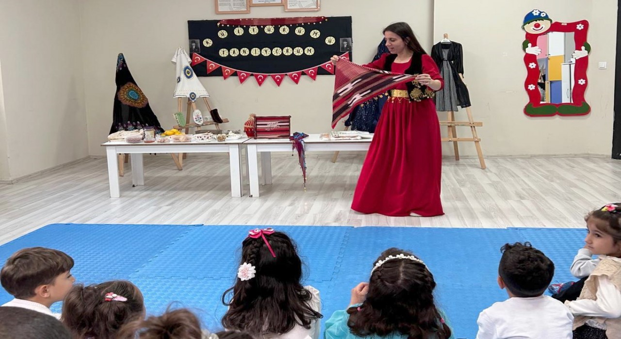 Çatakta miniklerden kültürel renklerle Cumhuriyet kutlaması