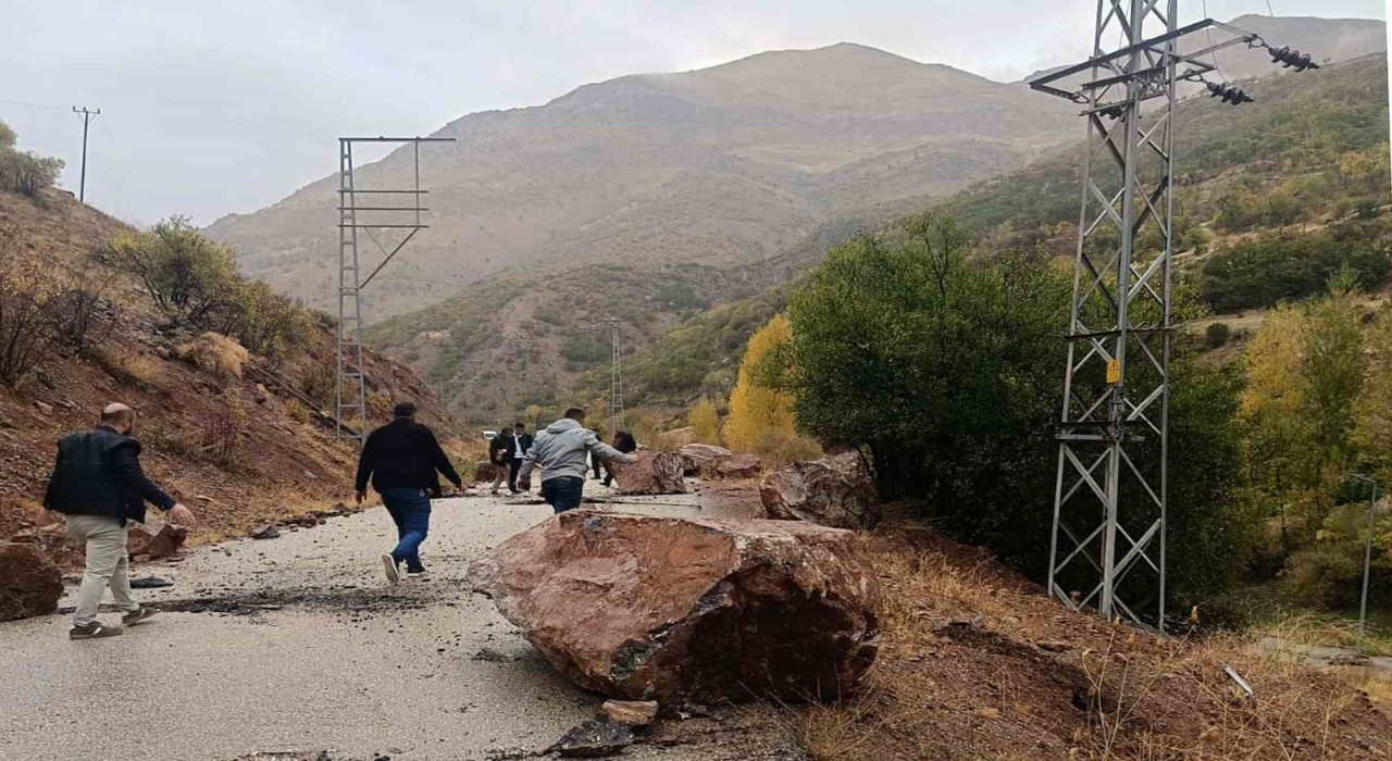 Çatakta yola kaya parçaları düştü