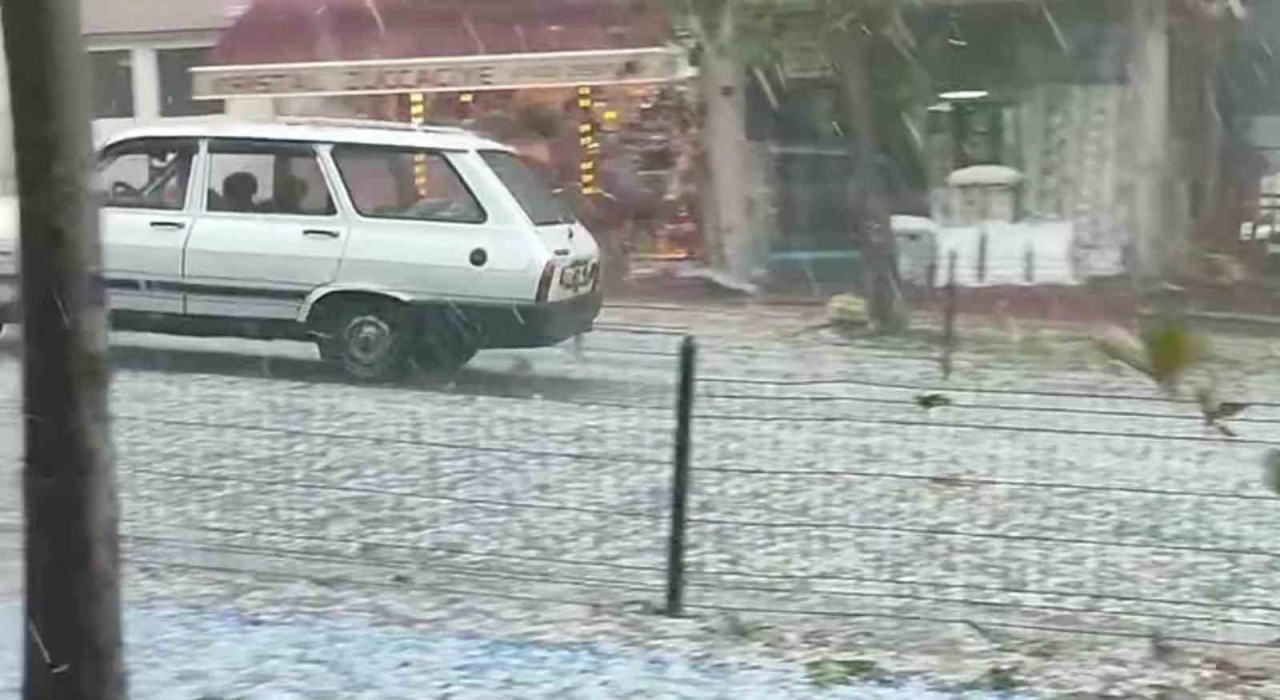 Çaycumada ceviz büyüklüğünde dolu yağışı hayatı olumsuz etkiledi