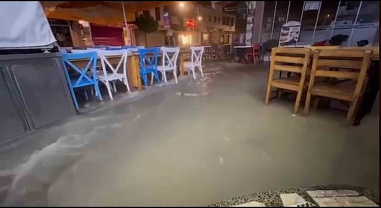 Çeşmede şiddetli yağmur sele dönüştü