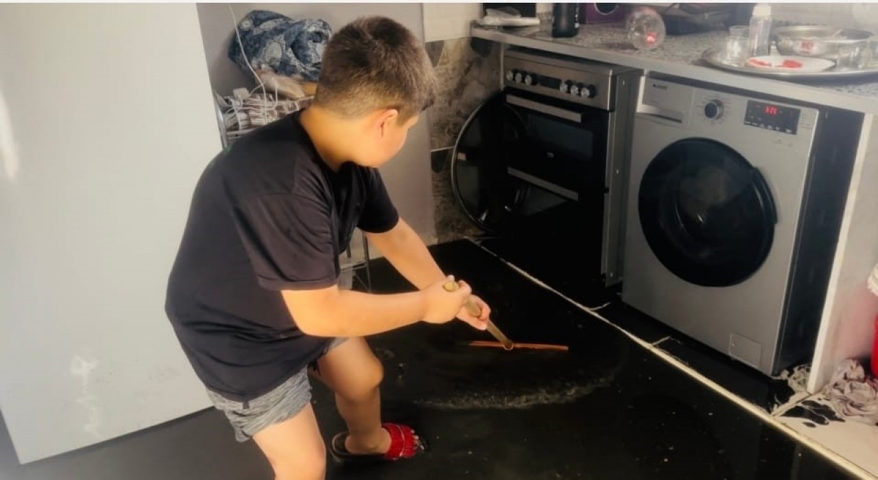 Ceylanpınarda bir evi kanalizasyon suyu bastı