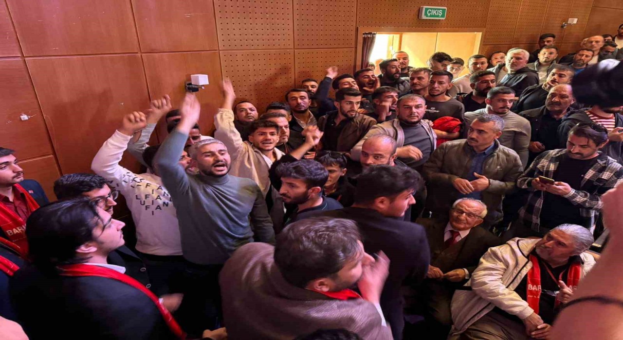 CHP İl Kongresinde yumruklar havada uçuştu