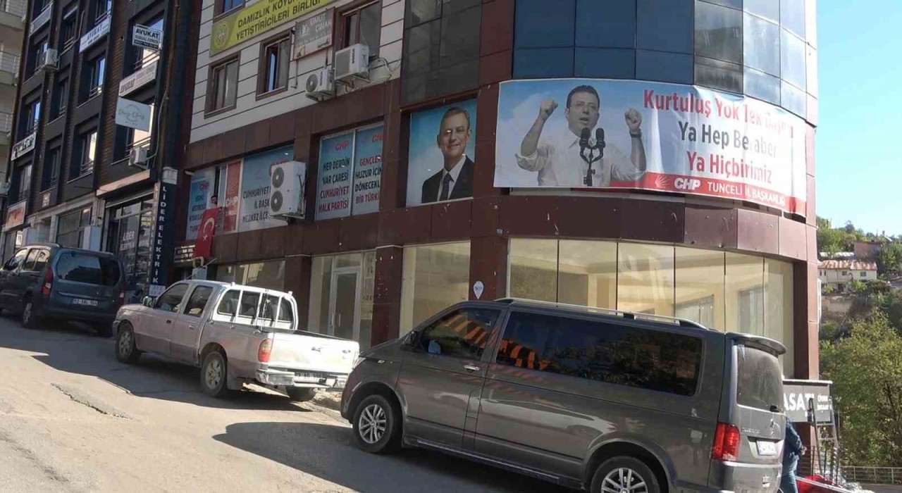 CHPde demokrasi isyanı: İl başkanı ve yönetim kendilerini binaya kilitleyip eylem başlattı