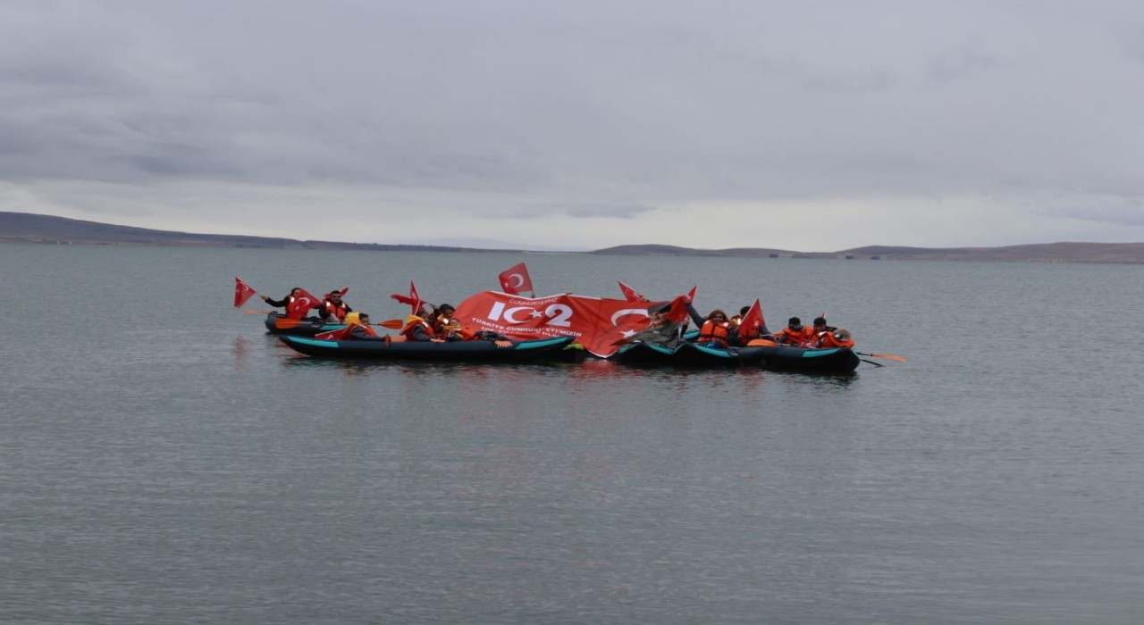 Çıldırda Cumhuriyet kano gösterisiyle kutlandı