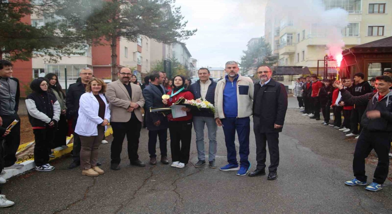 Çinden altın madalyayla dönen Afra Kılınça meşaleli karşılama