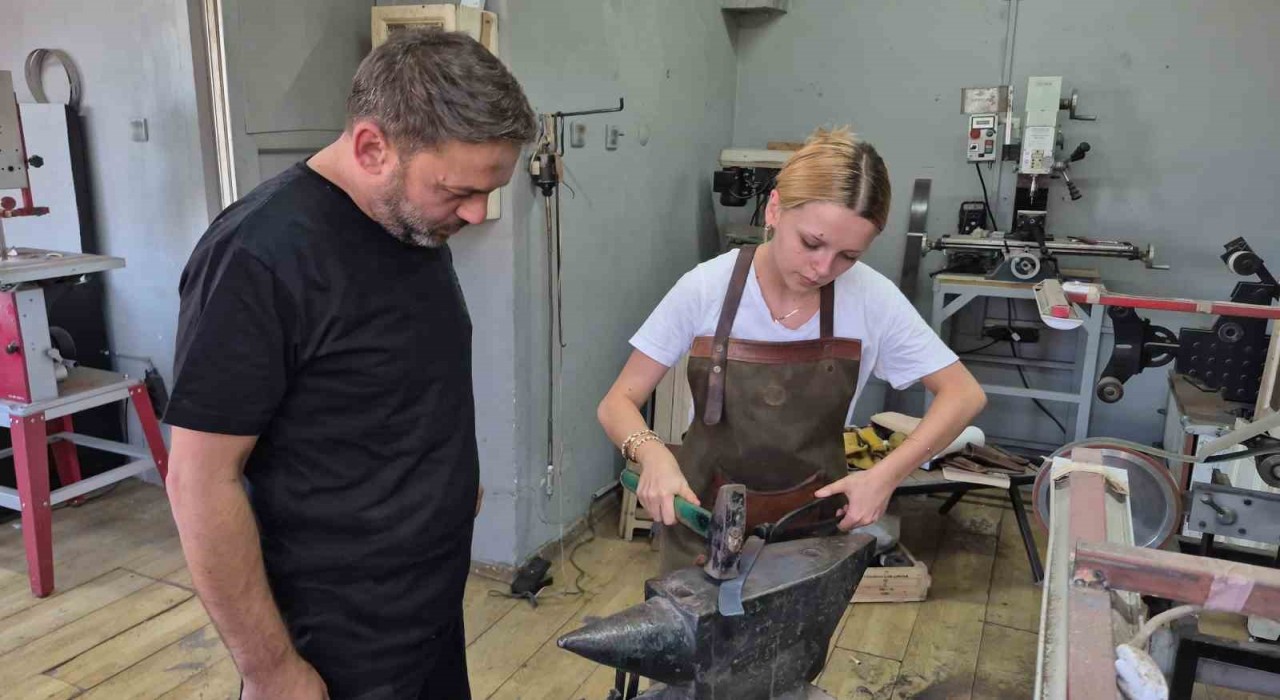 Çırak bulamayan UNESCOlu usta sanatını kızına öğretiyor