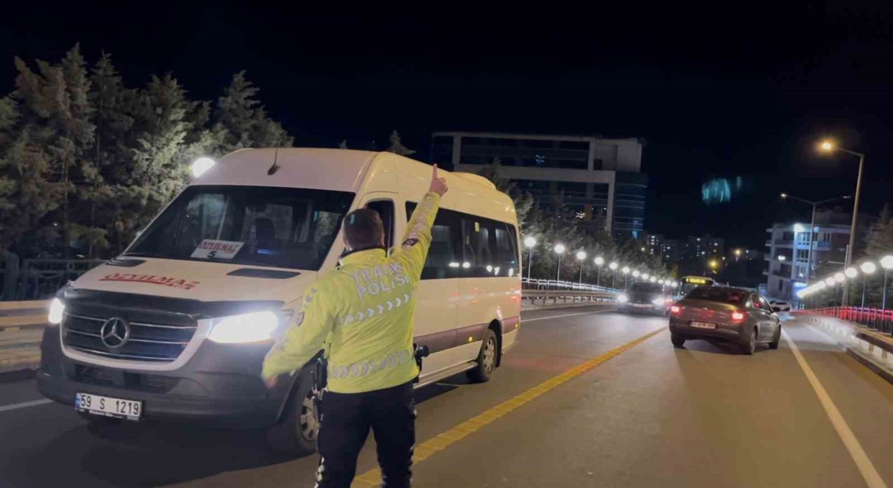 Çorluda alkollü kadın sürücü kaza yaptı, trafik felç oldu