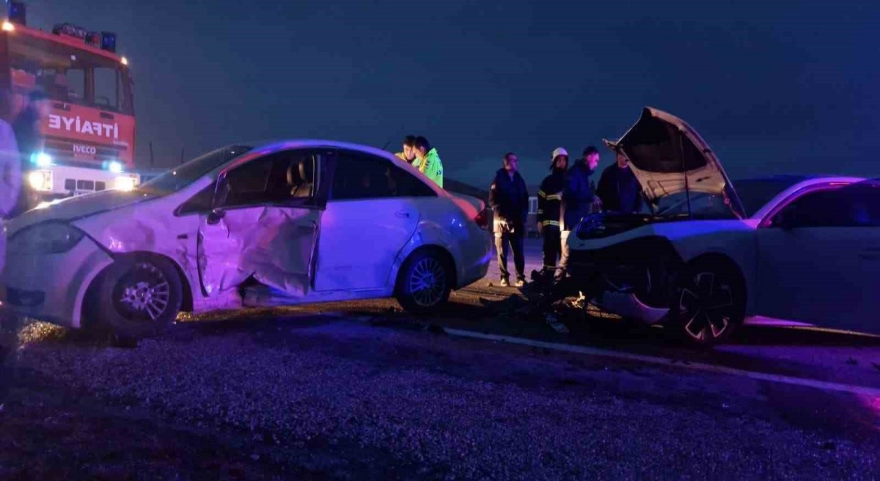 Çorumda iki otomobil çarpıştı: 3 yaralı