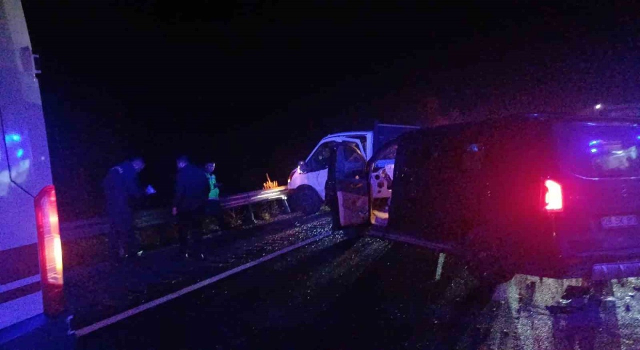 Çorumda kamyonet ile minibüs çarpıştı: 7 yaralı