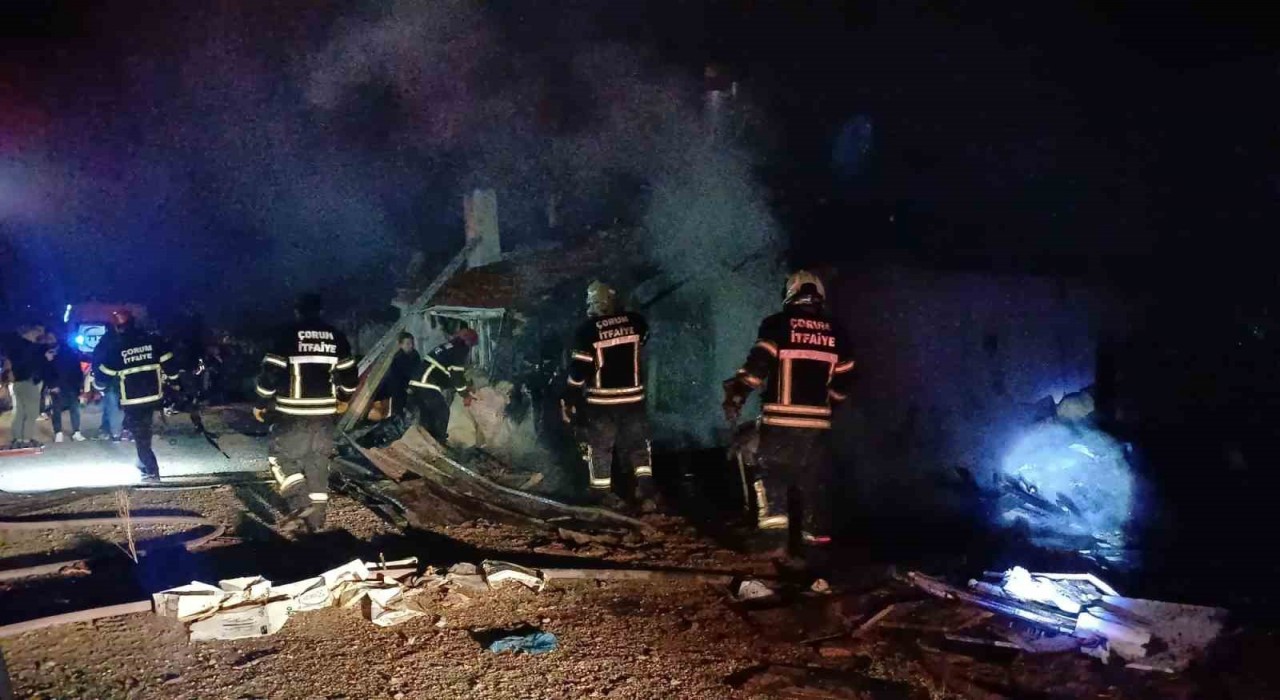 Çorumda müstakil ev alev alev yandı: 7 kişi dumandan etkilendi