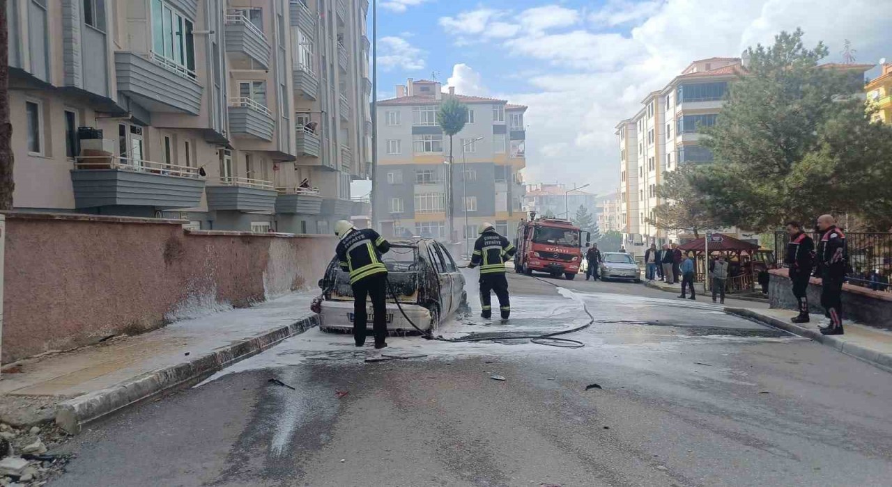 Çorumda öfkeli kadın, eşinin otomobilini ateşe verdi