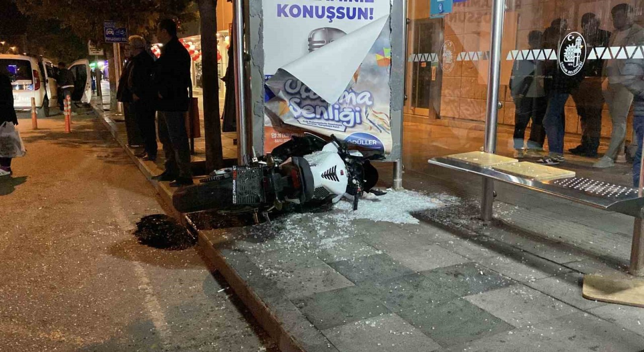Çorumda otomobille çarpışan motosiklet otobüs durağına daldı: 1 yaralı