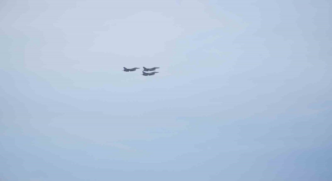 Çorumda prova uçuşu yapan savaş uçakları nefes kesti