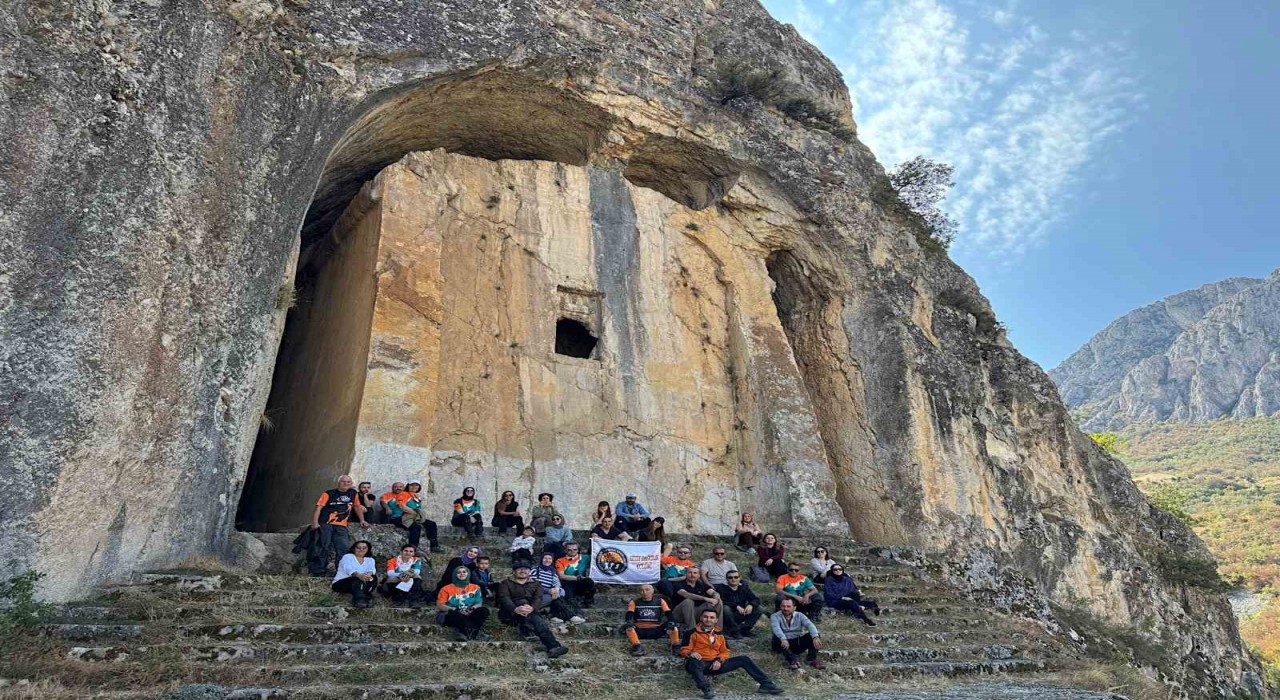 Çorumun gizemli kaya mezarı büyük ilgi görüyor