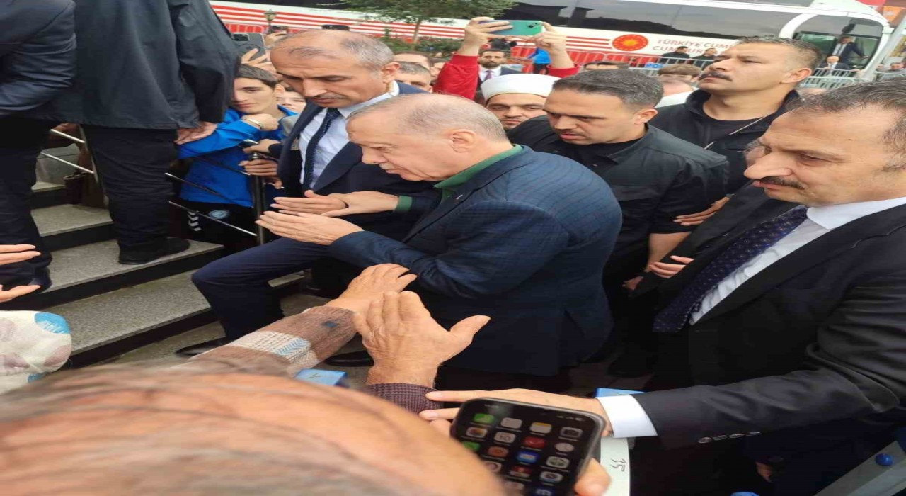 Cumhurbaşkanı Erdoğan cuma namazını Güneysu Merkez Camiinde kıldı