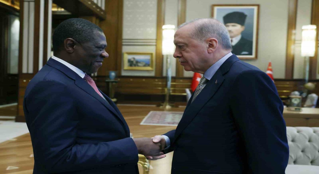 Cumhurbaşkanı Erdoğan, Cumhurbaşkanlığı Külliyesinde Güney Afrika Cumhuriyeti Cumhurbaşkanı Yardımcısı Paul Mashatileyi kabul etti.