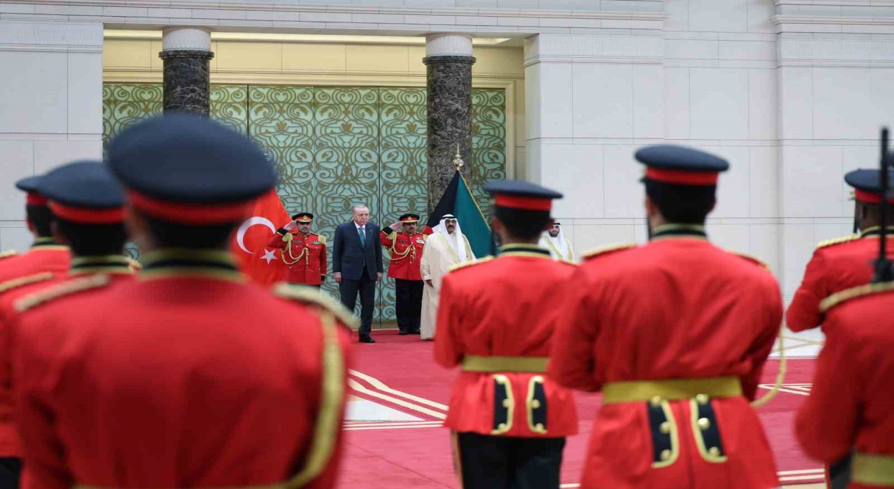 Cumhurbaşkanı Erdoğan, Kuveytte resmi törenle karşılandı