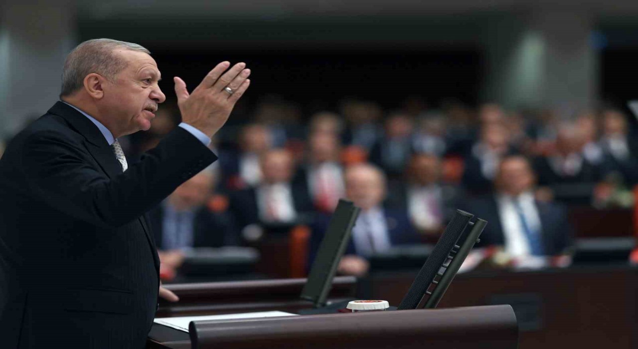 Cumhurbaşkanı Erdoğan: Vesayetin kılıcı, yıllarca milli iradenin tepesinde sallanmaya devam etti.Hakimiyeti, imtiyazlıların elinden aldık, asıl sahibi olan millete teslim ettik.