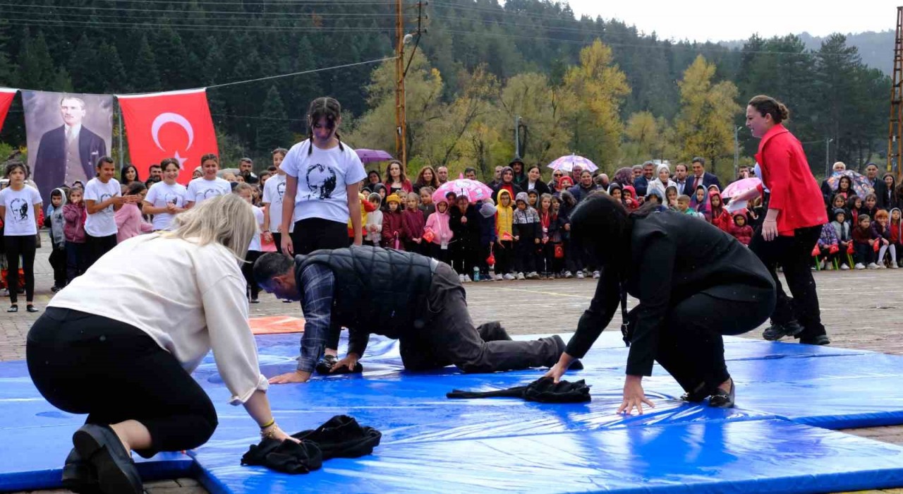 Cumhuriyet Bayramı gösterisinde duygulandıran anlar: Kızı gösteri yapabilsin diye atkısıyla minderleri kuruttu