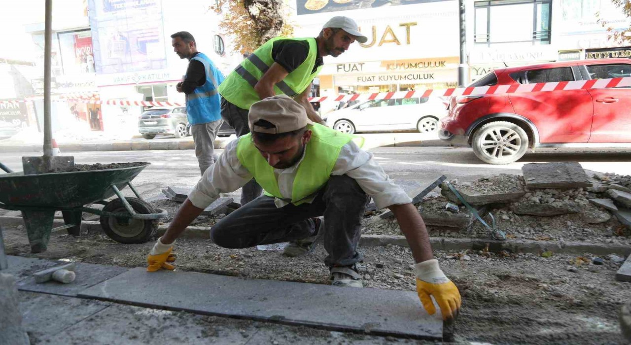 Cumhuriyet Caddesinde kaldırımlar yenileniyor