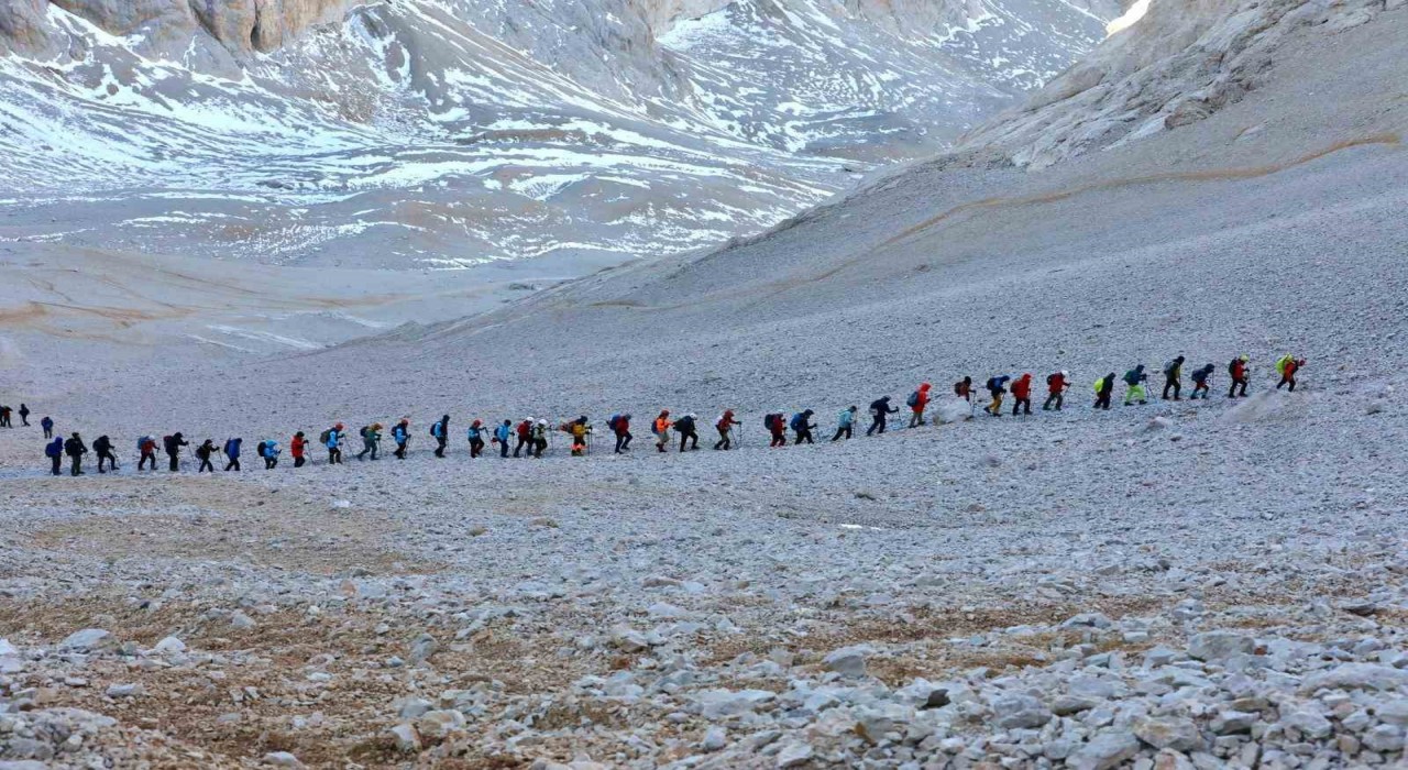 Cumhuriyet coşkusu Aladağların zirvesinde yaşandı
