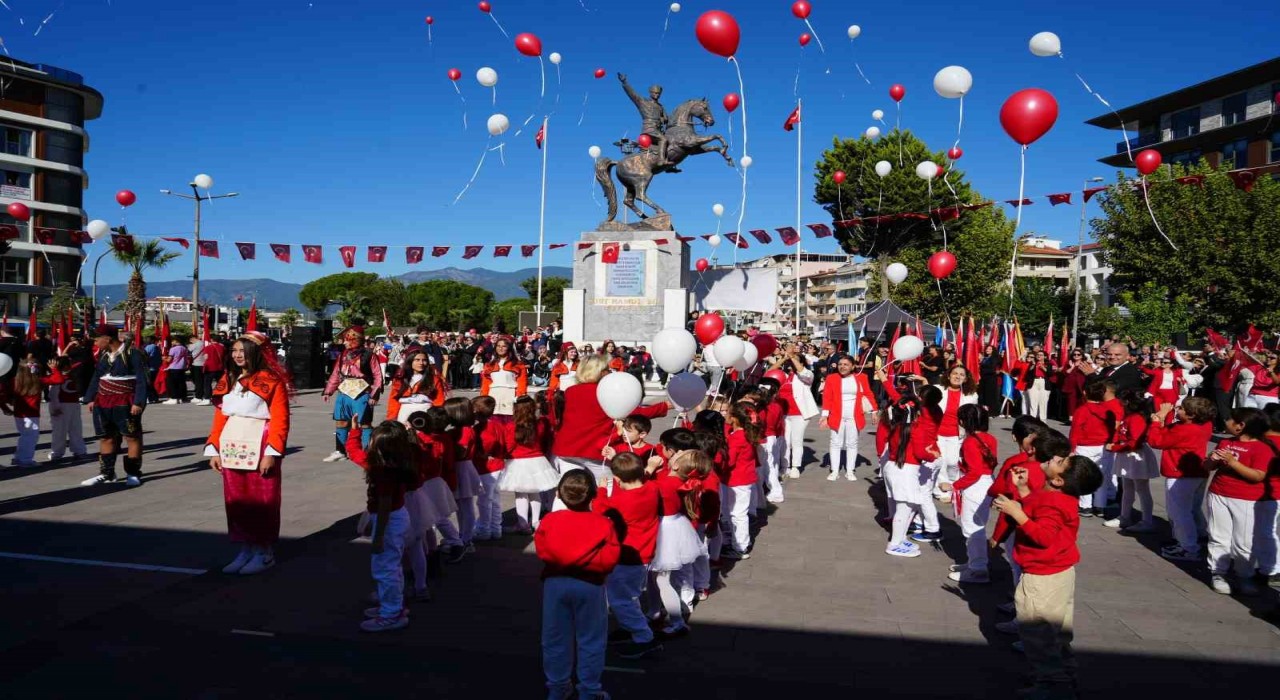 Cumhuriyetin 102 yılı Edremitte coşkuyla kutlandı
