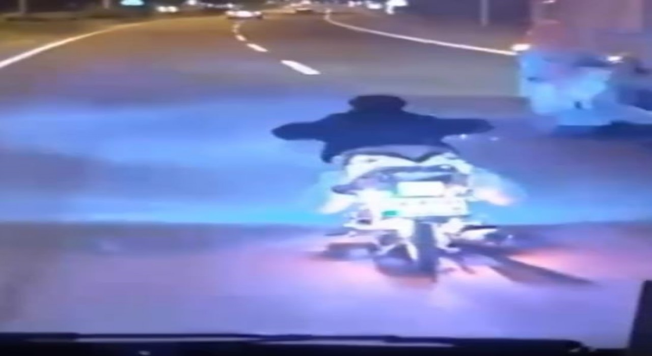 D-100de motosikletle tehlikeli şov kamerada