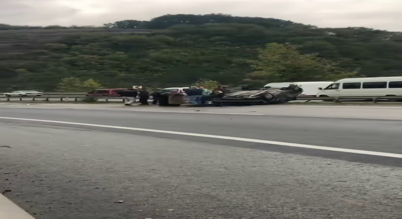 D-100de sürücüsünün kontrolünden çıkan otomobil takla attı: 1 yaralı