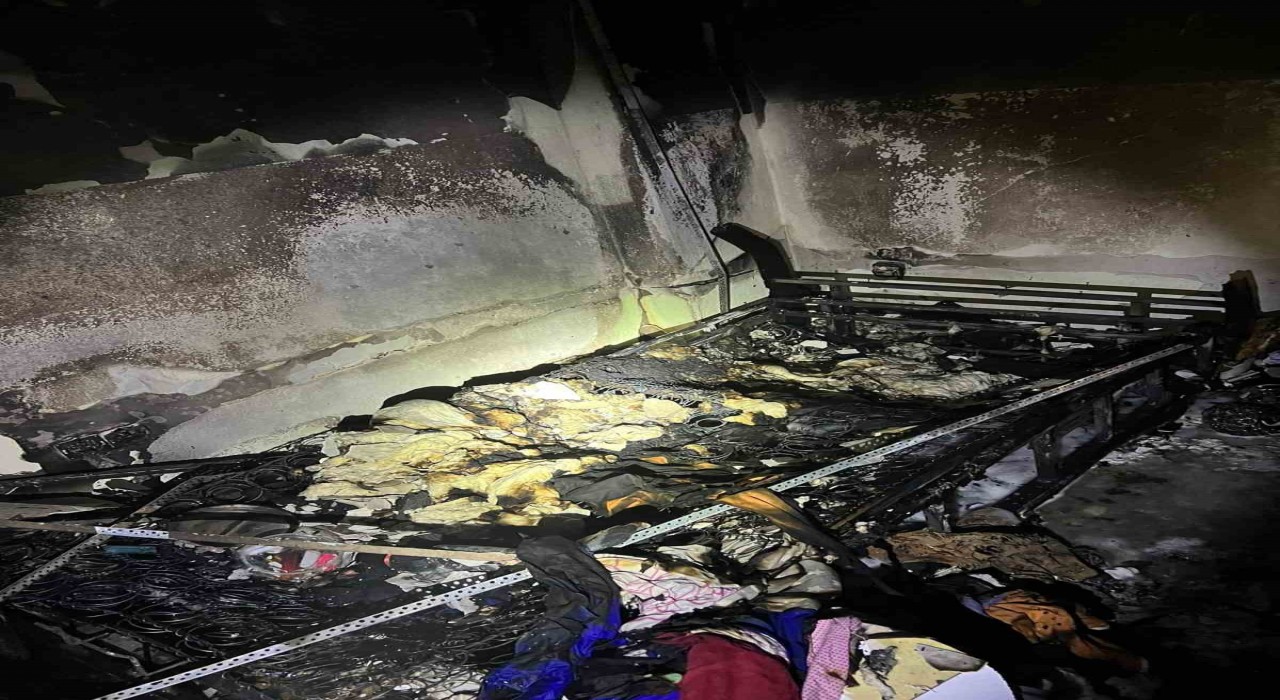 Dairede çıkan yangında bir oda kullanılamaz hale geldi