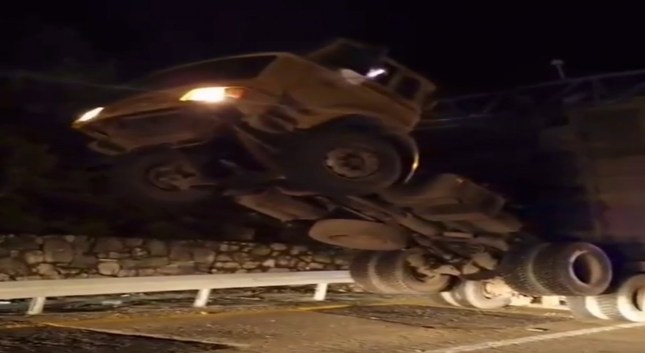 Damperi açık kamyon KGYS direğine çarparak asılı kaldı: 1 yaralı