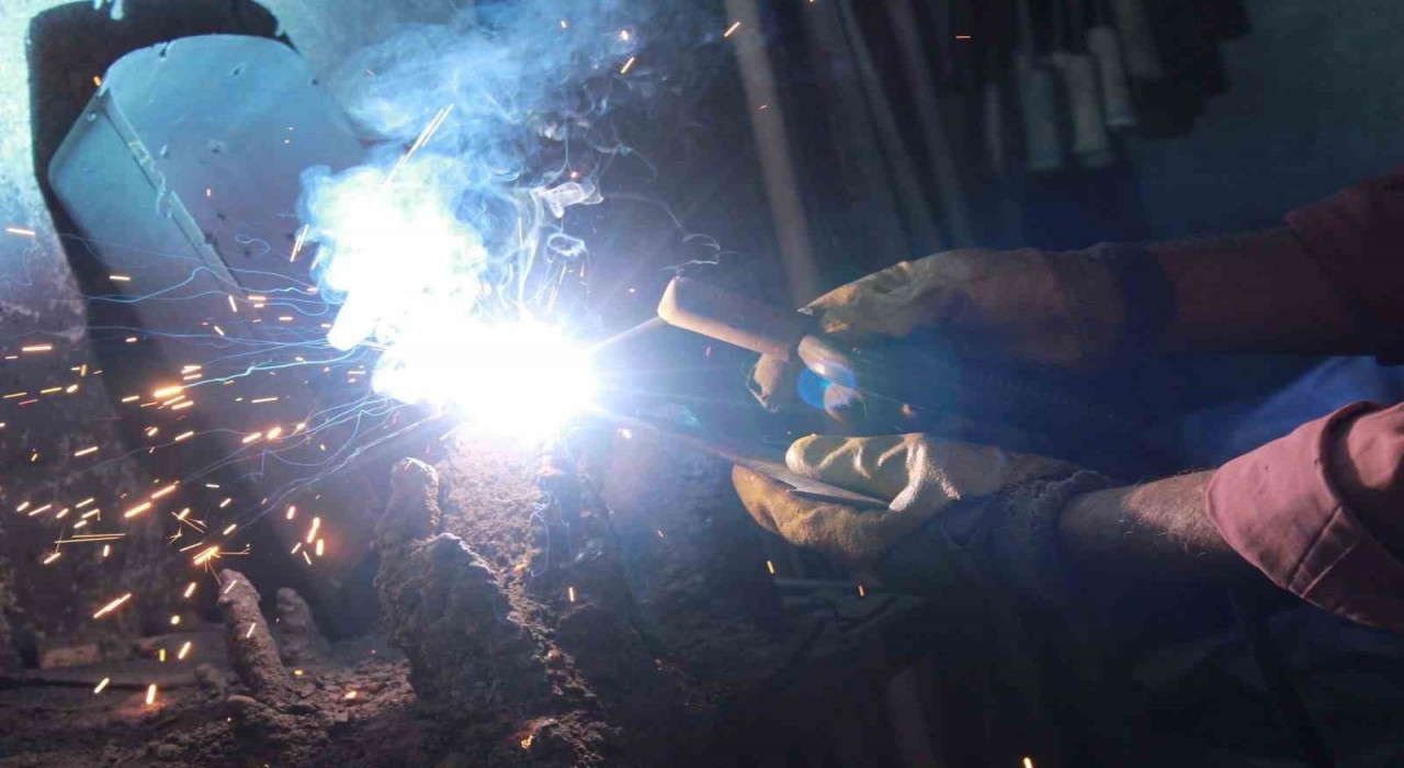 Dededen babaya, babadan oğula kaldı: 30 yıldır demir dövüyor