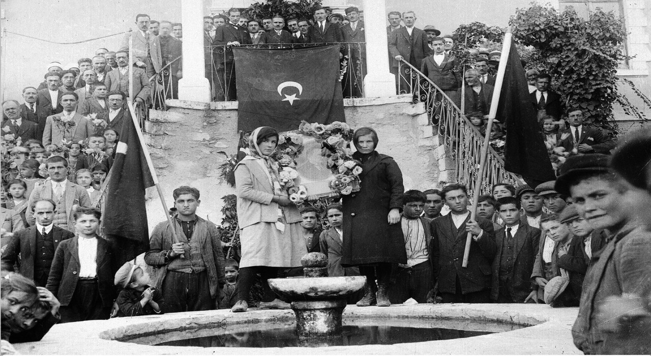 Demircide 97 yıl önceki cumhuriyet karesi yeniden canlandı